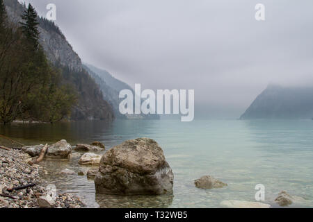 Traunsee, Oberösterreich, Österreich im Nebel Stockfoto