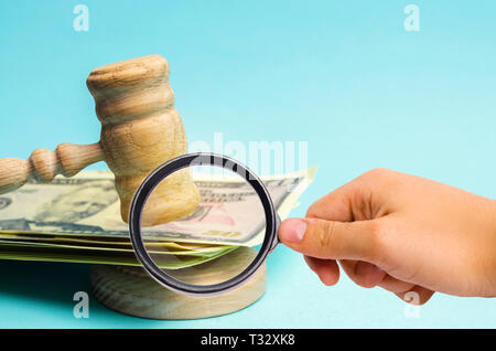 US-Dollar und des Richters Hammer/Hammer. Der Begriff der Korruption in Staat und Regierung. Gericht. Konkurs, Bestechung, Betrug, Kriminalität. Korruption pro Stockfoto