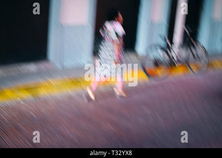 Guna Yala Frau mit traditionellen Kleidung Wandern in Panama City Stockfoto