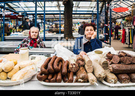 Krakau, Polen - März 22, 2019 - Frauen Fleischerzeugnisse im Stary Kleparz Markt verkaufen Stockfoto