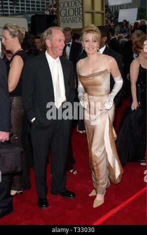 LOS ANGELES, Ca. Januar 21, 2001: Schauspieler Paul Hogan & Schauspielerin Frau Linda KOZLOWSKI bei den Golden Globe Awards 2001 im Beverly Hilton Hotel. © Paul Smith/Featureflash Stockfoto