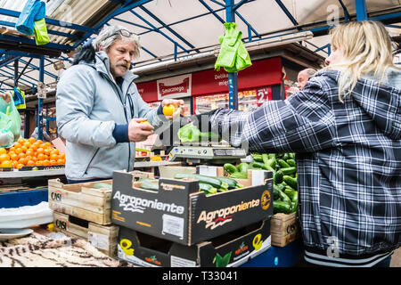 Krakau, Polen - 22. März 2019 - Händler und Käufer an vegable Abschaltdruck am Stary Kleparz Markt Stockfoto