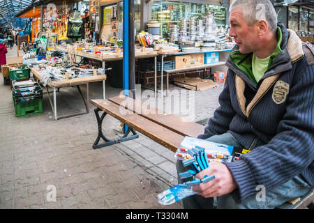 Krakau, Polen - 22. März 2019 - Stary Kleparz Markt, ein Mann Rasiermesser verkauft Stockfoto