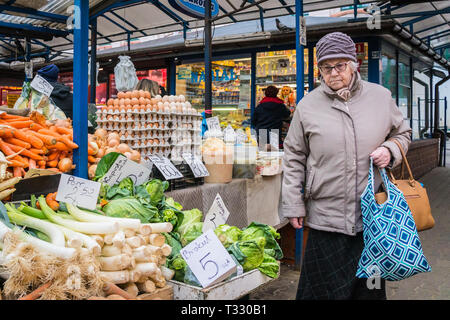 Krakau, Polen - März 22, 2019 - eine Frau kaufen Essen in Stary Kleparz Markt Stockfoto
