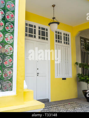 Traditionelle Peranakan Terrasse Haus gelb lackiert in Joo Chiat Singapore Stockfoto