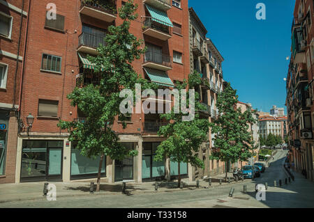 Beliebte bauen mit Ziegel Fassade und grünen Bäumen, an einer ruhigen Straße in Madrid. Hauptstadt von Spanien mit lebendigen und intensiven kulturellen Lebens. Stockfoto