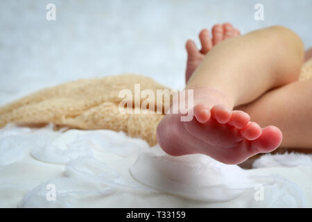 Ein 7/8-Nahaufnahme von Zehen und Füße ein neugeborenes Baby in Weiß und Farbig Neutral Environment Stockfoto
