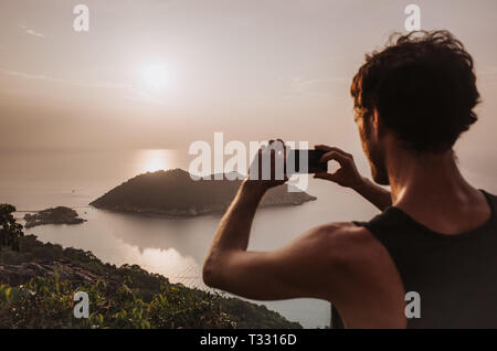 Tourist, der ein Bild von Ko Nang Yuan Island, Thailand Stockfoto
