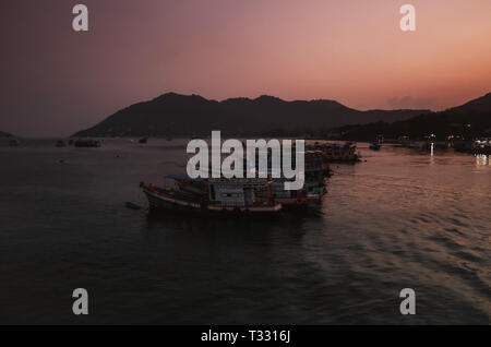 Ruhige Szene von Fischerbooten bei Sonnenaufgang in einer Bucht auf Koh Tao, Thailand Stockfoto