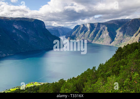 Tolle Aussicht von der Stegastein Lookout mit einem kleinen Boot segeln auf dem Aurlandfjord. Stockfoto