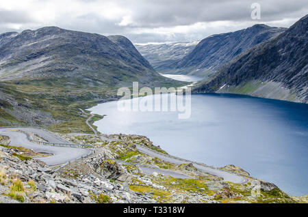 Blick auf den See und den Gletscher Tal von der Straße, die zum Dalsnibba Aussichtspunkt mit Bergen im Hintergrund. Stockfoto