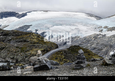 Blick auf den Weg nach Dalsnibba Sicht eine riesige Gletscher im Hintergrund und Felsformationen im Vordergrund. Stockfoto