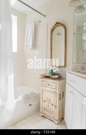 Badezimmer einer 30 Jahre alten Mann Stockfoto