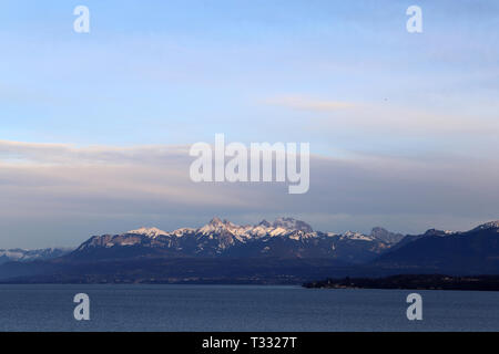 Erstaunliche Landschaft aus Nyon Schweiz, die für die Zeit des Sonnenuntergangs. Sie können die Alpen sehen und einige Wolken über die Berge. Stockfoto