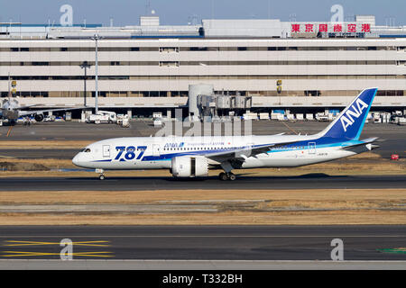 Ein Boeing 787 Dreamliner mit ANA (All Nippon Airways) am Haneda International Airport, Tokio, Japan. Stockfoto