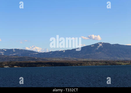 Erstaunliche Landschaft aus Nyon Schweiz. Sie können die Alpen sehen und einige Wolken über die Berge. Der Himmel ist strahlend blau und es gibt Wolken. Stockfoto