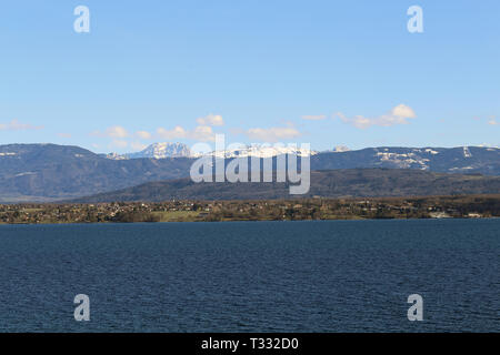 Erstaunliche Landschaft aus Nyon Schweiz. Sie können die Alpen sehen und einige Wolken über die Berge. Der Himmel ist strahlend blau und es gibt Wolken. Stockfoto