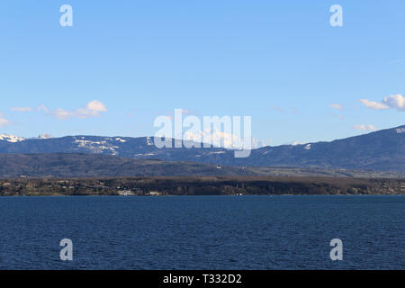 Erstaunliche Landschaft aus Nyon Schweiz. Sie können die Alpen sehen und einige Wolken über die Berge. Der Himmel ist strahlend blau und es gibt Wolken. Stockfoto