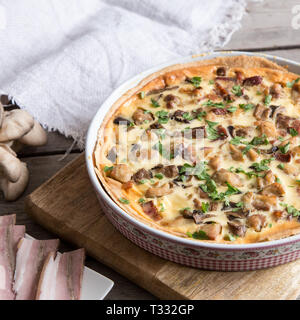 Hausgemachte Quiche Lorraine mit Huhn, Pilzen, Käse und Speck. Törtchen mit Huhn. Chicken Pie. Mushroom pie/ Stockfoto