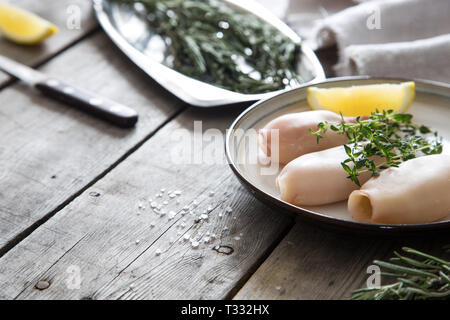 Vorbereitung der rohen Tintenfisch und Zutaten auf den Tisch. Stockfoto
