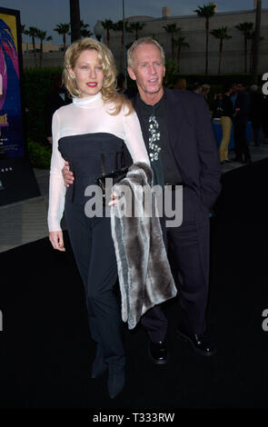 LOS ANGELES, Ca. April 18, 2001: Schauspieler Paul Hogan & Schauspielerin Frau Linda KOZLOWSKI an die amerikanische Premiere in Hollywood, von ihren neuen Film Crocodile Dundee in Los Angeles. © Paul Smith/Featureflash Stockfoto