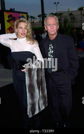 LOS ANGELES, Ca. April 18, 2001: Schauspieler Paul Hogan & Schauspielerin Frau Linda KOZLOWSKI an die amerikanische Premiere in Hollywood, von ihren neuen Film Crocodile Dundee in Los Angeles. © Paul Smith/Featureflash Stockfoto