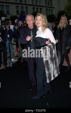 LOS ANGELES, Ca. April 18, 2001: Schauspieler Paul Hogan & Schauspielerin Frau Linda KOZLOWSKI an die amerikanische Premiere in Hollywood, von ihren neuen Film Crocodile Dundee in Los Angeles. © Paul Smith/Featureflash Stockfoto