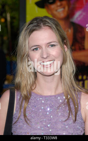 LOS ANGELES, Ca. April 18, 2001: australische Sängerin MICHELLE TUMES am US-Premiere, in Hollywood, von Crocodile Dundee in Los Angeles. © Paul Smith/Featureflash Stockfoto