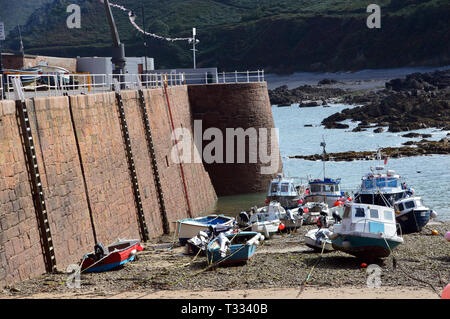 Fischerboote am Strand von Bonne Nuit Bay Hafen bei Ebbe auf der Insel Jersey, Channel Isles, UK. Stockfoto