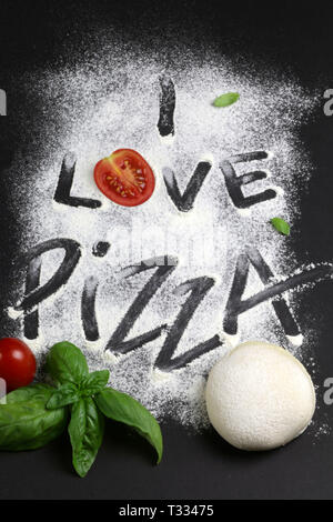 Tag mit ich Pizza und frischen Zutaten auf schwarzem Hintergrund Liebe. Ansicht von oben Stockfoto