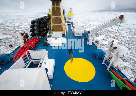 Ein Eis gestärkt Antarktis Kreuzfahrt Schiff treibt durch Eis in der Nähe von Gerrard Bay, Antarktische Halbinsel. Stockfoto