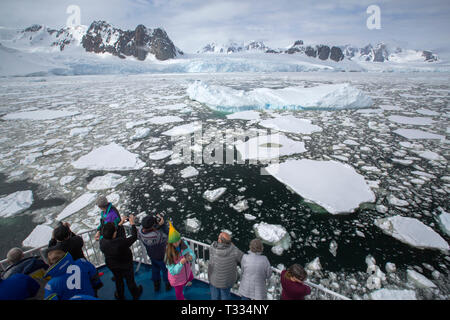 Ein Eis gestärkt Antarktis Kreuzfahrt Schiff treibt durch Eis in der Nähe von Gerrard Bay, Antarktische Halbinsel. Stockfoto