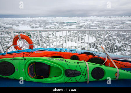 Ein Eis gestärkt Antarktis Kreuzfahrt Schiff treibt durch Eis in der Nähe von Gerrard Bay, Antarktische Halbinsel. Stockfoto