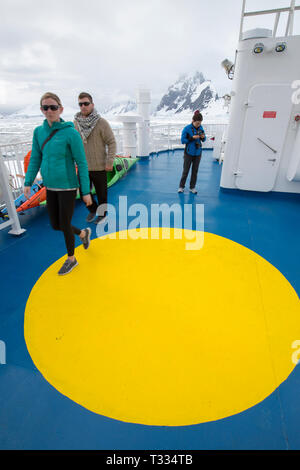 Ein Eis gestärkt Antarktis Kreuzfahrt Schiff treibt durch Eis in der Nähe von Gerrard Bay, Antarktische Halbinsel. Stockfoto