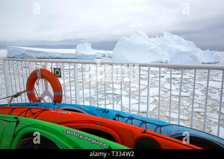 Ein Eis gestärkt Antarktis Kreuzfahrt Schiff treibt durch Eis in der Nähe von Gerrard Bay, Antarktische Halbinsel. Stockfoto