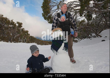 Die junge Familie Urlaub Mt Baw Baw im Schnee Saison. Mt Baw Baw, Victoria, Australien Stockfoto