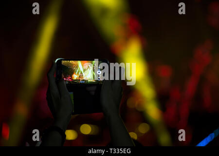 Handy in der Hand auf einem Rock Konzert Stockfoto