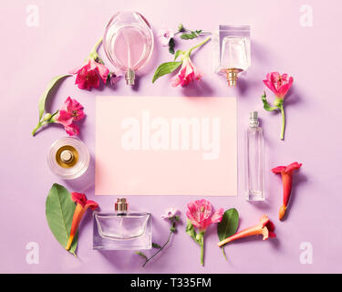 Beauty Arrangement mit der Flakons und Blumen Stockfoto