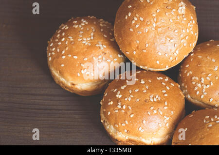 Frischen Brötchen auf hölzernen Hintergrund Stockfoto