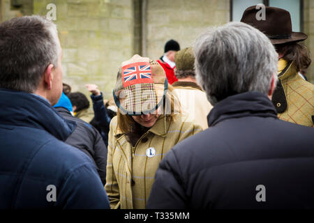 Dame in einer Menschenmenge tragen Union Jack der Kappe an der Alten Surrey Burstow und West Kent Jagd bei Chiddingstone Schloss für den Boxing Day treffen sich in Kent, Großbritannien Stockfoto