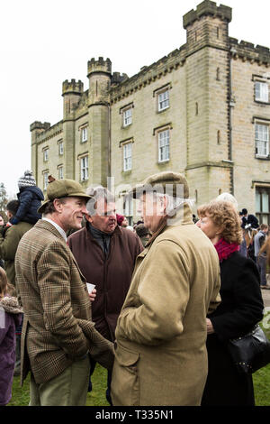 Die alte Surrey Burstow und West Kent Hunt sammeln bei Chiddingstone Schloss für den traditionellen Boxing Day in Kent, UK Treffen Stockfoto