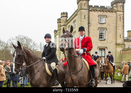 Die alte Surrey Burstow und West Kent Hunt sammeln bei Chiddingstone Schloss für den traditionellen Boxing Day in Kent, UK Treffen Stockfoto