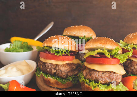 Mini Burger auf Holz- Hintergrund Stockfoto