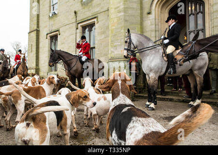 Jäger zu Pferd der Alten Surrey Burstow und West Kent Hunt sammeln bei Chiddingstone Schloss für den traditionellen Boxing Day in Kent, UK Treffen Stockfoto