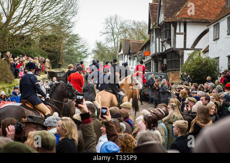 Die alte Surrey Burstow und West Kent Hunt Pass durch das Dorf Chiddingstone für die traditionellen Boxing Day treffen sich in Kent, Großbritannien Stockfoto