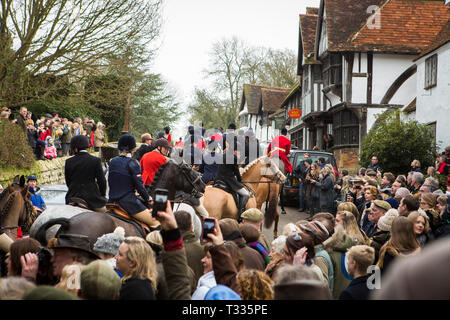 Die alte Surrey Burstow und West Kent Hunt Pass durch das Dorf Chiddingstone für die traditionellen Boxing Day treffen sich in Kent, Großbritannien Stockfoto