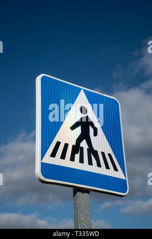 Neue zebrastreifen Schild auf und blauer Himmel. Stockfoto