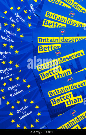 Eine Sammlung von blauen und gelben Rest anti-Brexit Postkarten sagen Großbritannien hat mehr verdient als Brexit. Stockfoto