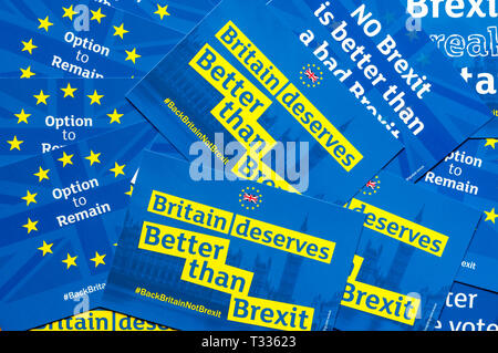 Eine Sammlung von blauen und gelben Rest anti-Brexit Postkarten sagen Großbritannien hat mehr verdient als Brexit. Stockfoto