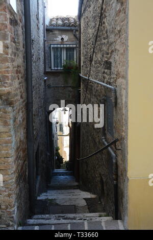 Eine Treppe in einem engen Abruzzese Gasse Stockfoto